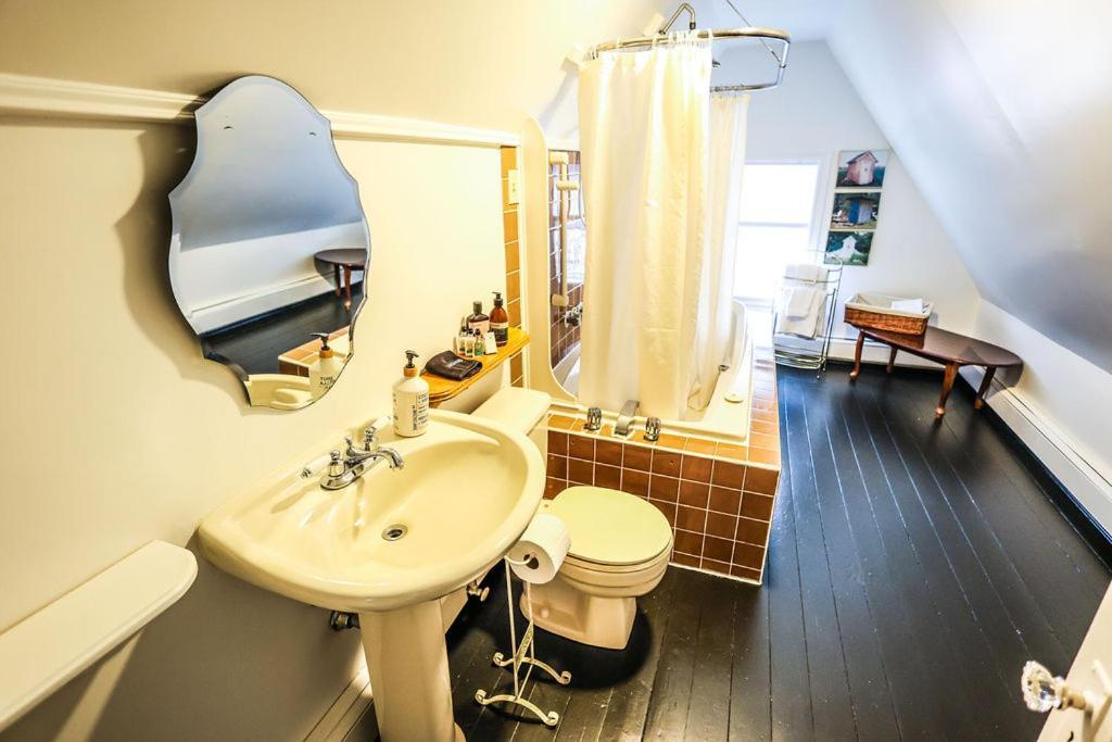 The Lunenburg Inn Экстерьер фото